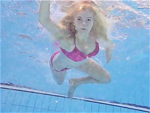 red-hot Elena displays what she can do under water